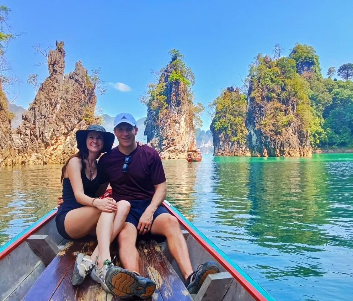 Прогулка на длиннохвостой лодке — обязательная часть поездки. Именно с воды открываются самые впечатляющие виды.