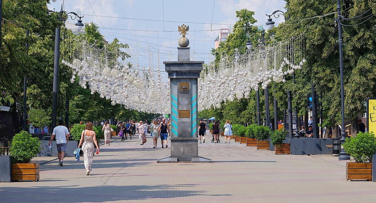 Вдоль Кировки и в шаговой доступности расположены лучшие отели города, что делает это место идеальной базой для туриста.