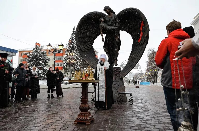 © РИА Новости / Антон Вергун

Митрополит Белгородский и Старооскольский Иоанн на церемонии открытия и освящения мемориала мирным жителям, погибшим в результате атак со стороны ВСУ 30 декабря 2023 года, в Белгороде