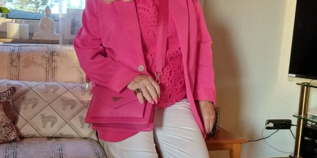 8 цветов одежды, которые лучше не носить у лица дамам 60+. Они заметно старят