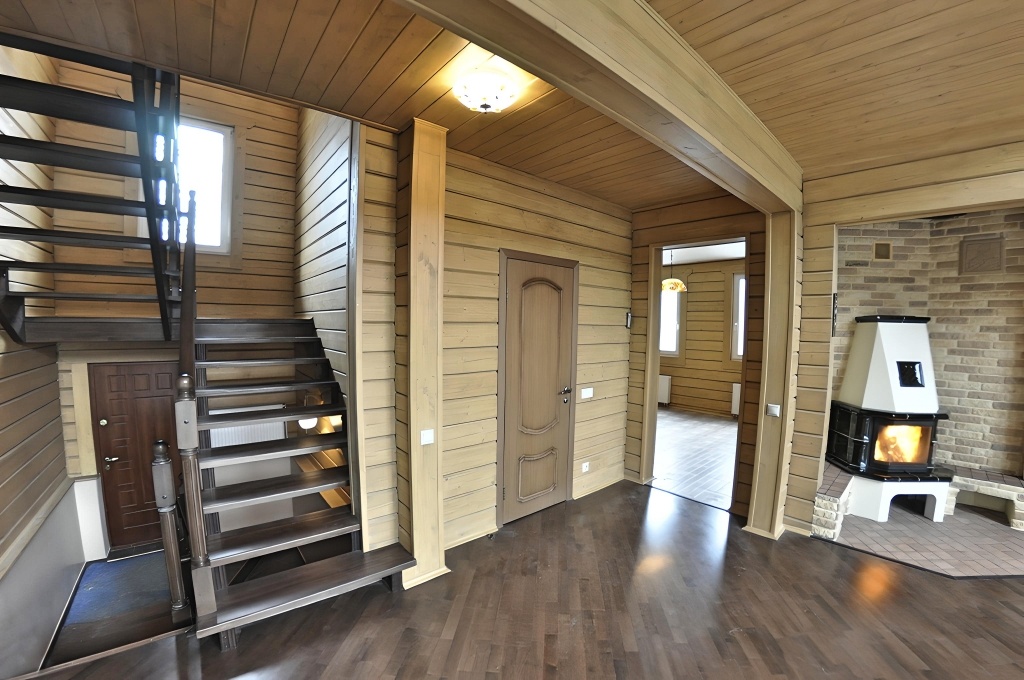 Межэтажная лестница в деревянном доме