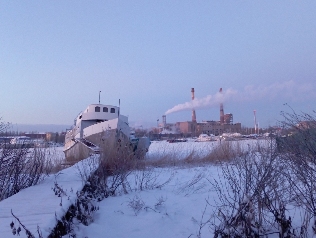 Приозерск корабль у Бумовского моста