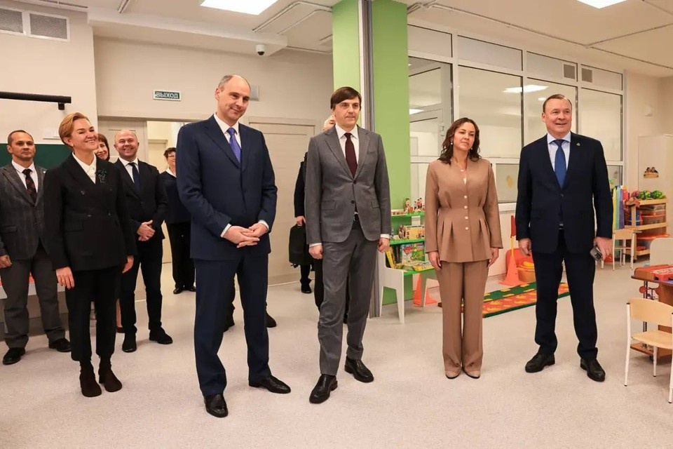    Открытие детского сада посетили министр просвещения Сергей Кравцов, губернатор Свердловской области Денис Паслер и глава Екатеринбурга Алексей Орлов. Фото: telegram-канал Алексея Орлова