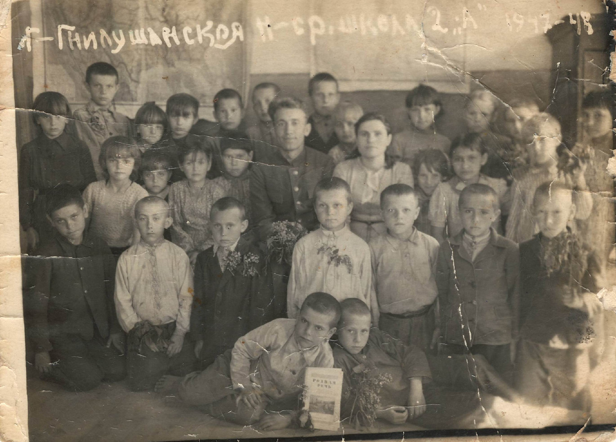 Директор школы Ластенко И.И. (в центре) и первый учитель Хухлаева Нина Дмитриевна, 1947 год