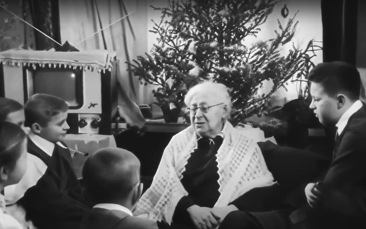 Автор стихов «В лесу родилась елочка, в лесу она росла…» на встрече с пионерами. Источник: Wikimedia