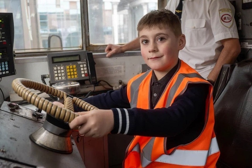    Мечта стать машинистом шестилетнего Матвея из ДНР сбылась благодаря «Елке желаний». Фото: Народный Совет ДНР
