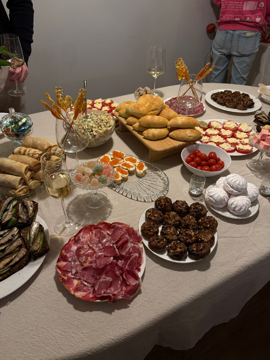 Этот стол не с того вечера, а с моего Дня рождения. В целом, наши застолья в эмиграции всегда очень похожи