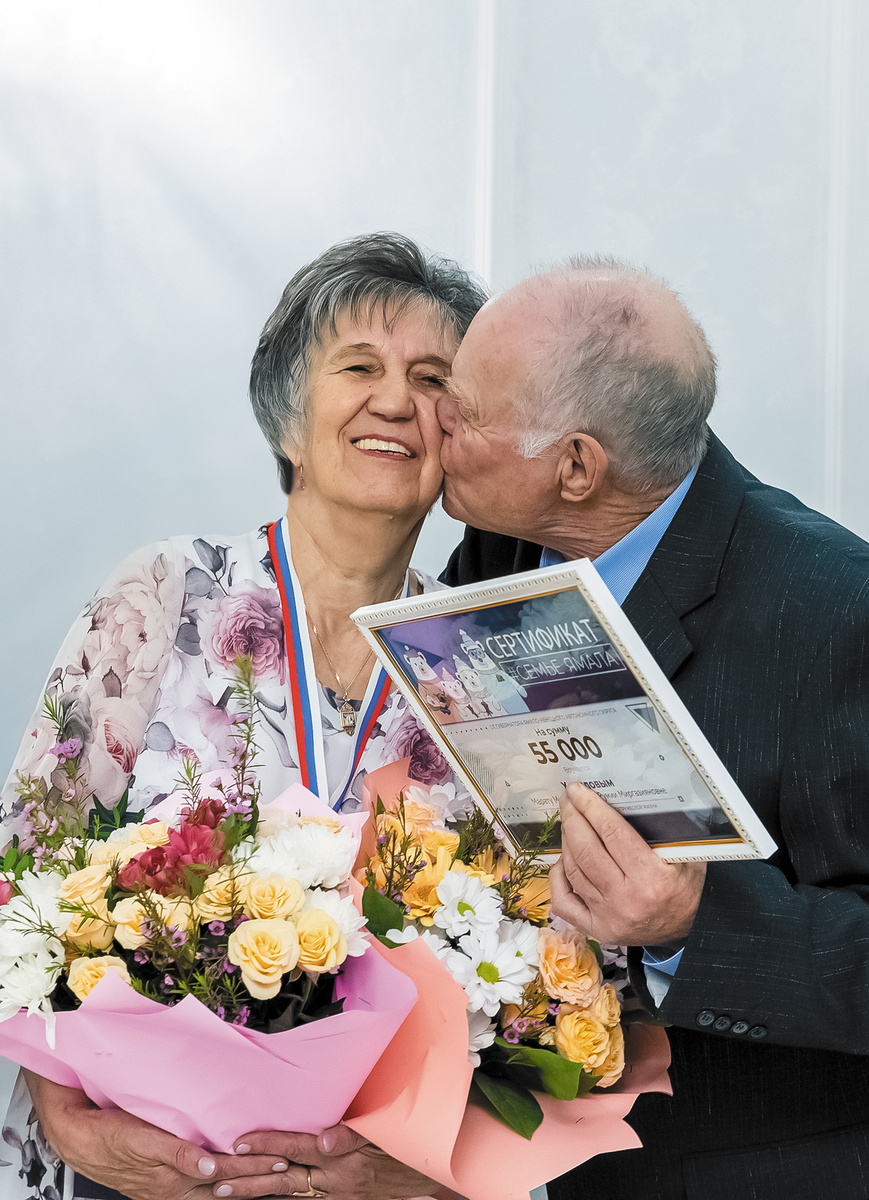 Изумруд – символ искренности, надежности и мудрости. Он требует качественной огранки, как и отношения супругов, чтобы получился крепкий и счастливый союз. Отыскать этот драгоценный камень в природе нелегко, как и встретить семейную пару, прожившую вместе столько лет.