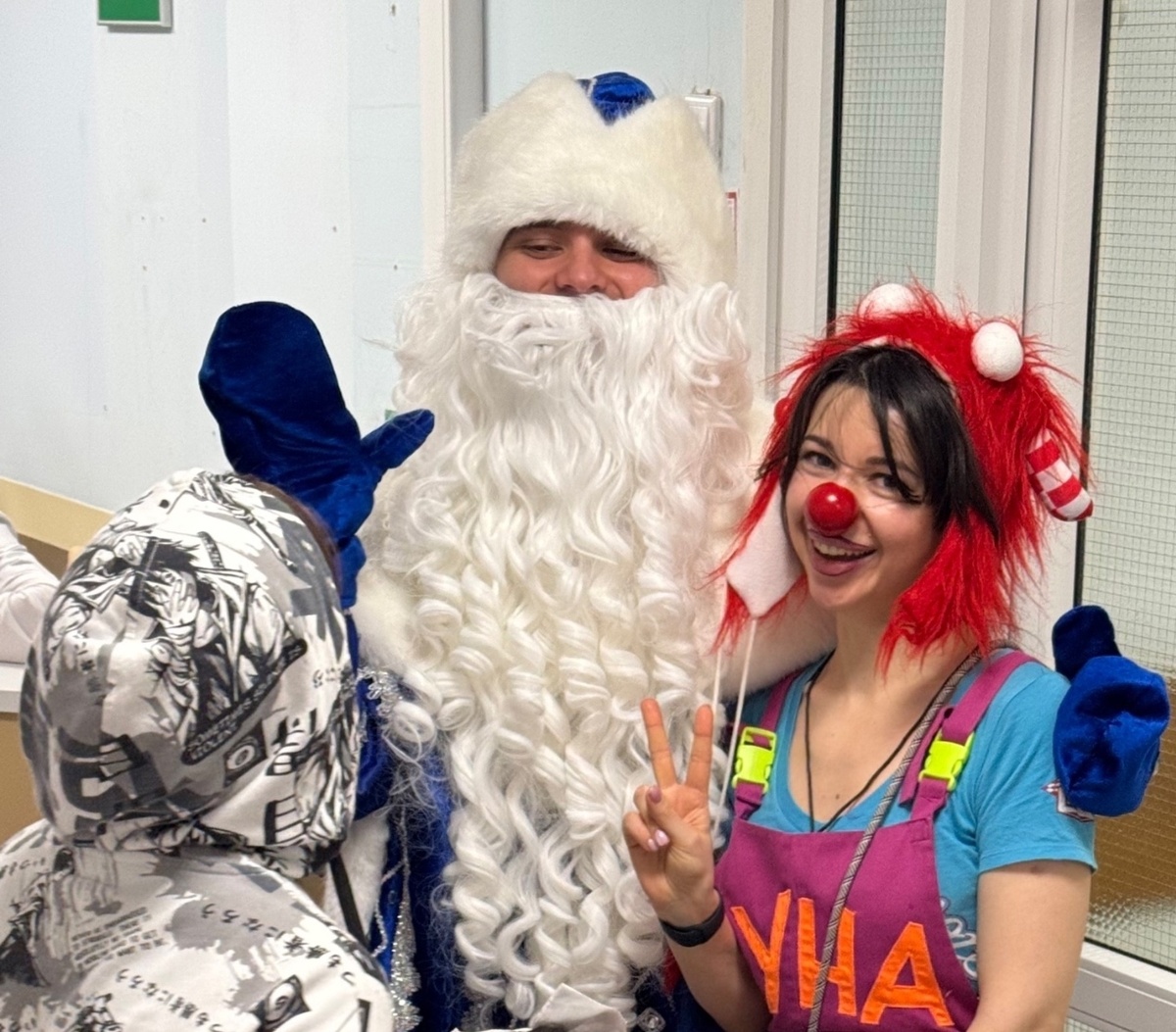 Медицинский клоун Луна с Дедом Морозом. РООИ Творческое партнёрство 