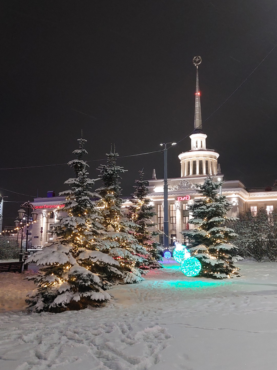 На площади Гагарина перед ж/д вокзалом