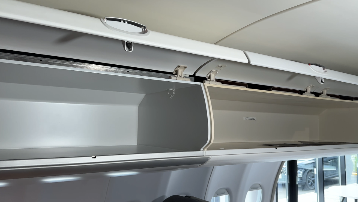 В Демоцентре компании "Авиационные интерьеры" вместе представлены импортные и отечественные полки. Найти отличия непросто