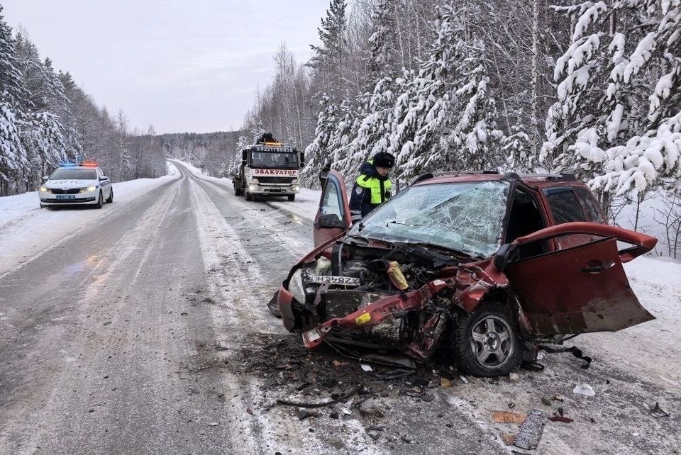    В ДТП под Нижним Тагилом погиб водитель легкового автомобиля. Фото: Госавтоинспекция Свердловской области