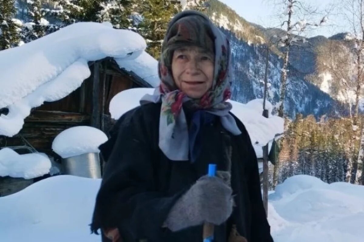    На заимку Агафье Лыковой срочно отправили вертолёт с обезболивающими