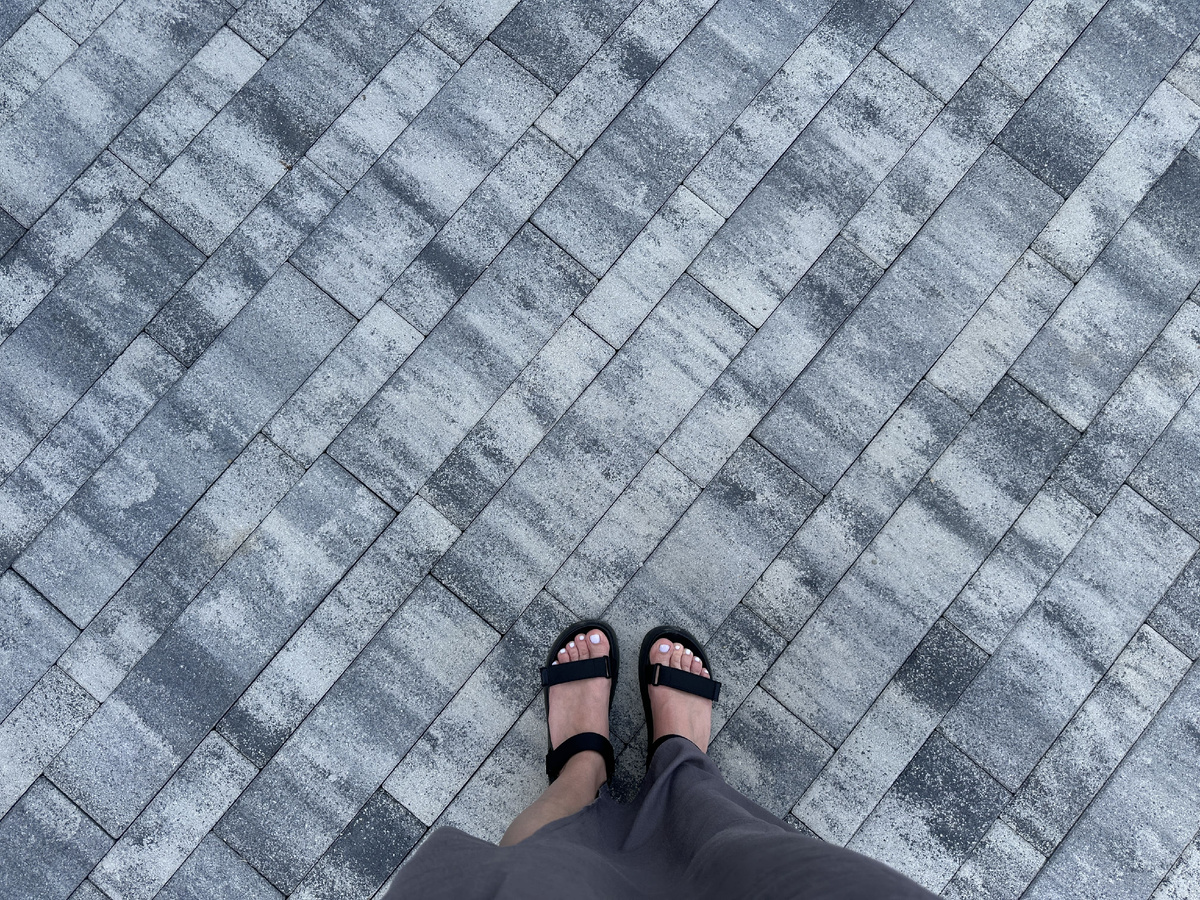 На фото тротуарная плитка формы Табула, цвет Хаски