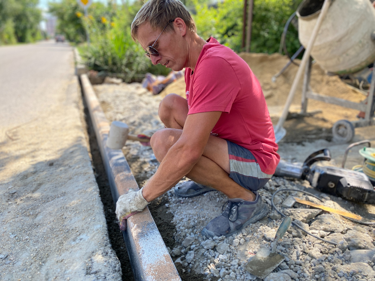 На фото укладка тротуной плитки, штатной командой укладчиков 