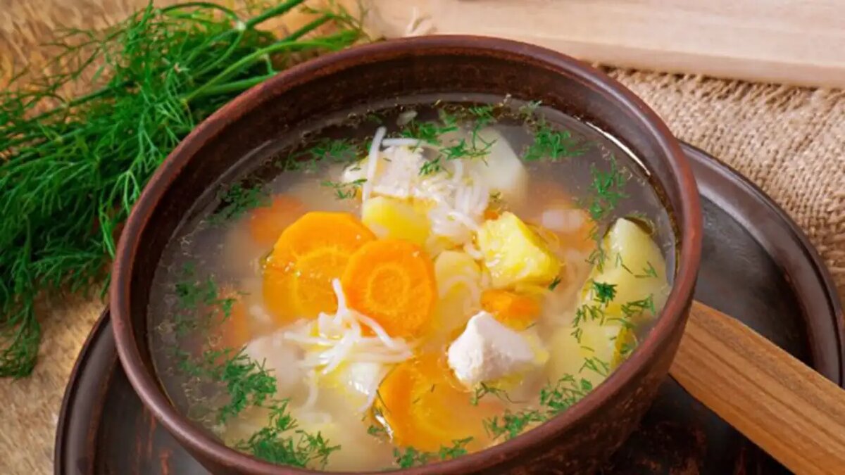    Куриный бульон. © ru.freepik.com