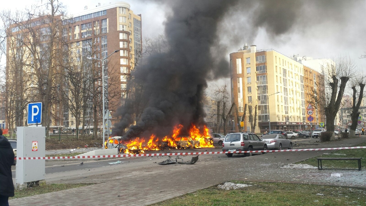 Машины, горяшие на автостоянке по улице Николая Островского. 30.12 23.