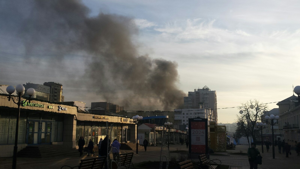 Столб дыма от горящего транспорта напротив кинотеатра "Победа. 39.12.23.