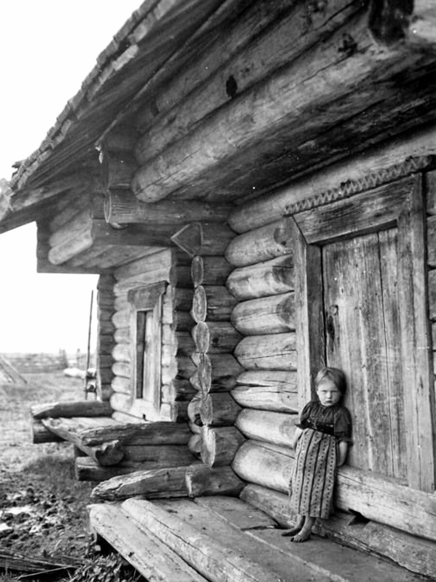 Изба из толстых бревен надежно защищала от зимней стужи