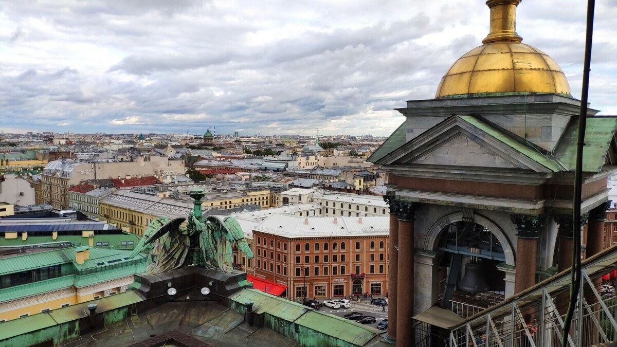    Санкт-Петербург потратил свыше миллиарда на праздничное украшение города   1MI