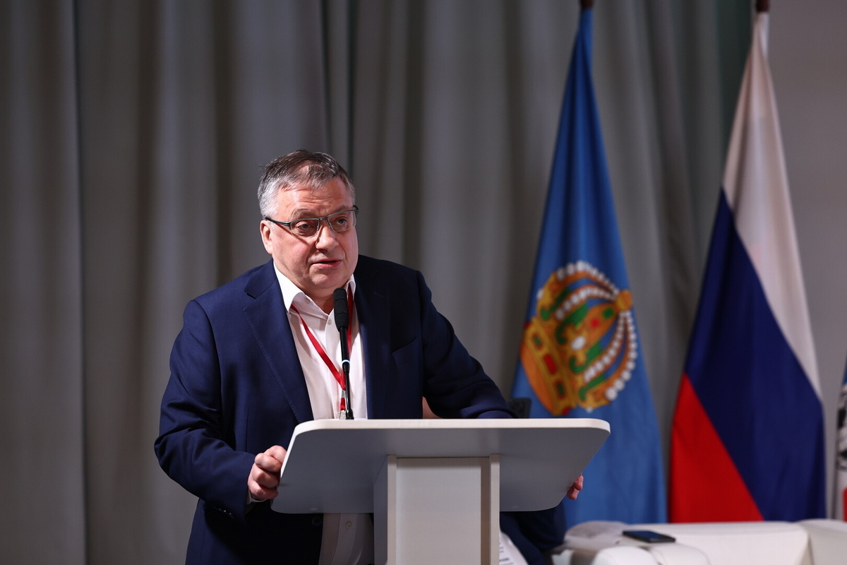   Александр Шаров - председатель оргкомитета III Астраханского международного форума «МТК Север – Юг — новые горизонты», генеральный директор ООО «Нефтехимтранс», глава ГК «РусИранЭкспо». Источник фото: пресс-служба форума «МТК Север – Юг — новые горизонты».