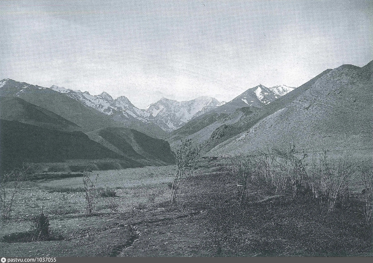 Вид из укр. Иркештам на восточную часть Заалайского хребта