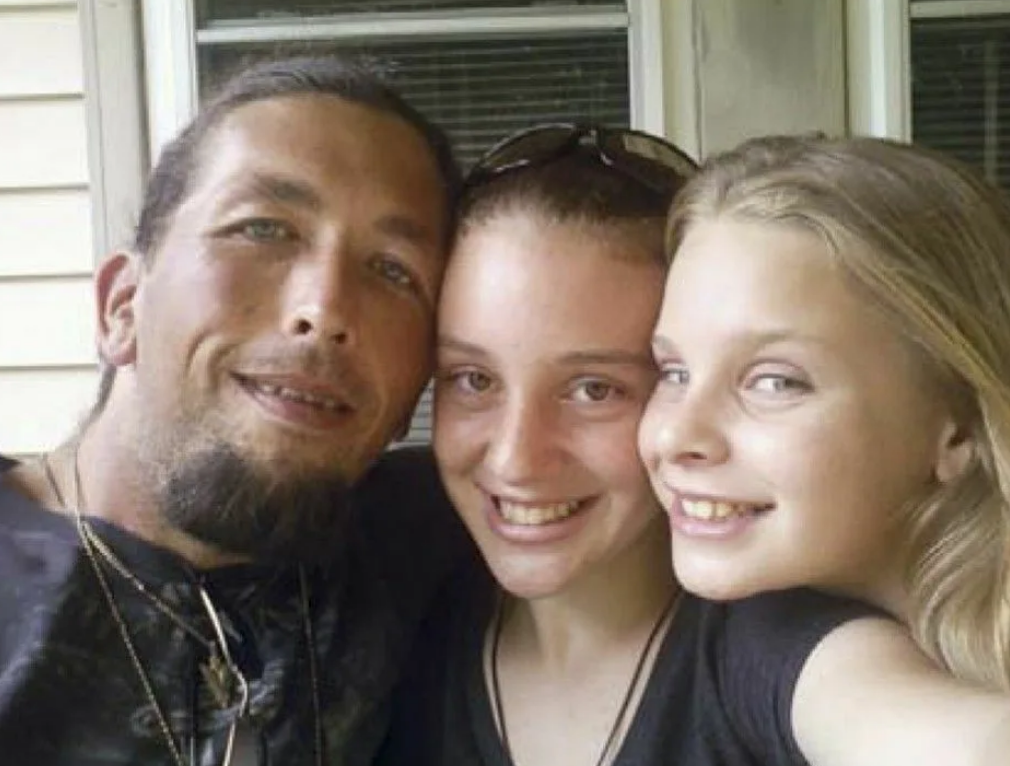 Адам с дочерьми Гэри