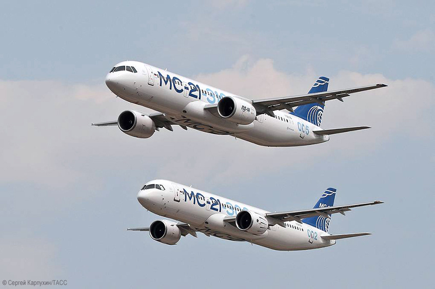 Россия. Московская область. Российские среднемагистральные пассажирские самолеты МС-21-310 и МС-21-300 (слева направо) на репетиции Международного авиационно-космического салона МАКС-2021 в Жуковском. Сергей Карпухин/ТАСС  📷
