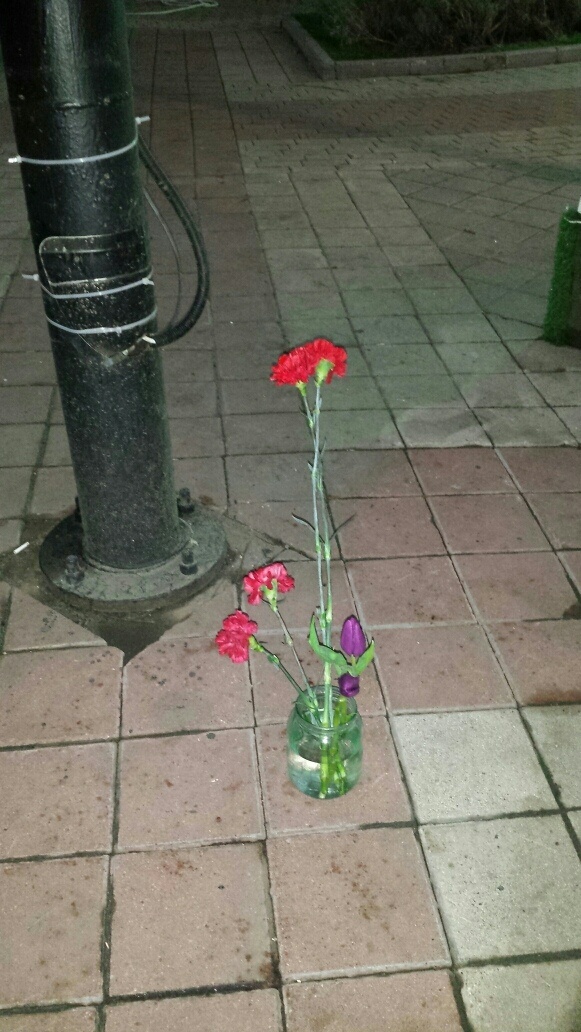 Буквально к вечеру, или на следующий день, на местах гибели людей начали появляться цветы...