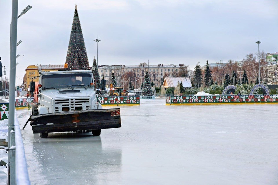    В преддверии новогодних праздников в Самаре завершили заливку более 100 катков. администрация Самары