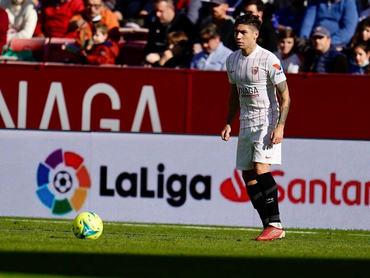    Полузащитник "Севильи" Лукас Окампос | © официальный твиттер клуба "Севилья"