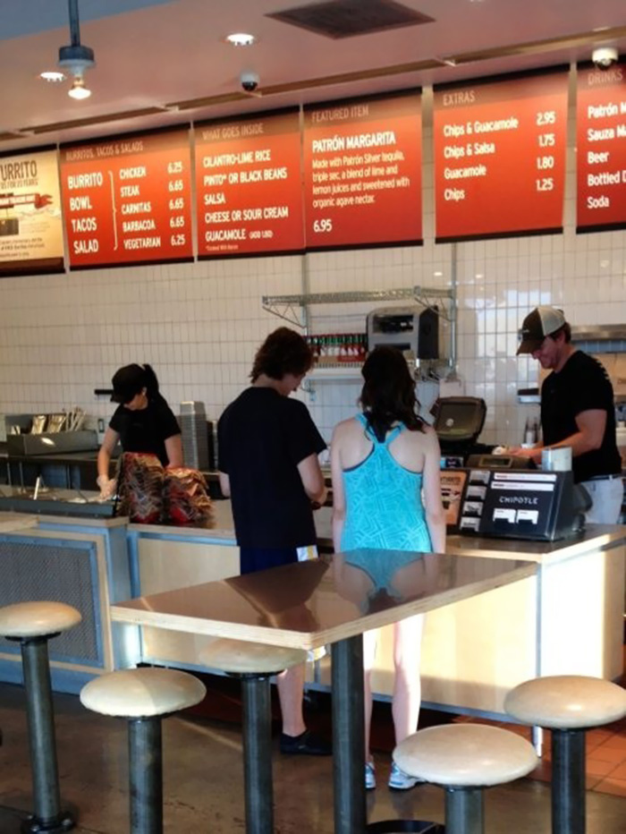 Это плечи отражаются на столе, а не, что вы подумали:)