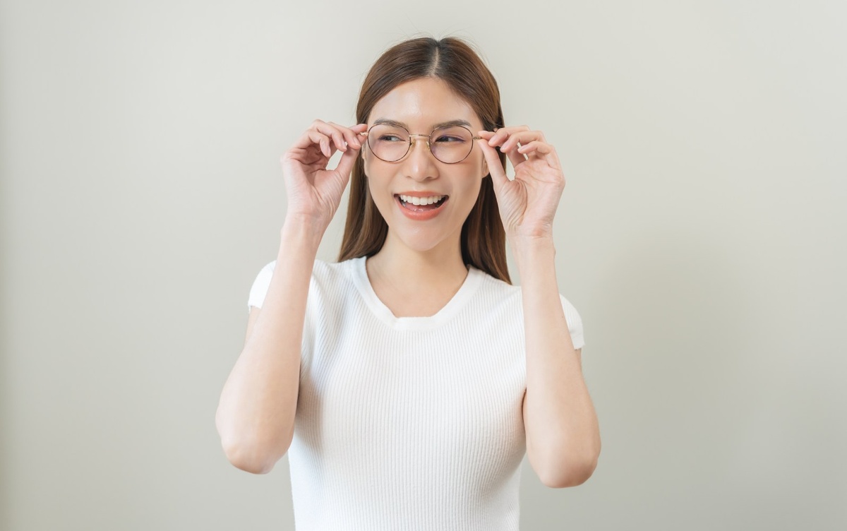 Молодая девушка выбирает брендовую оправу