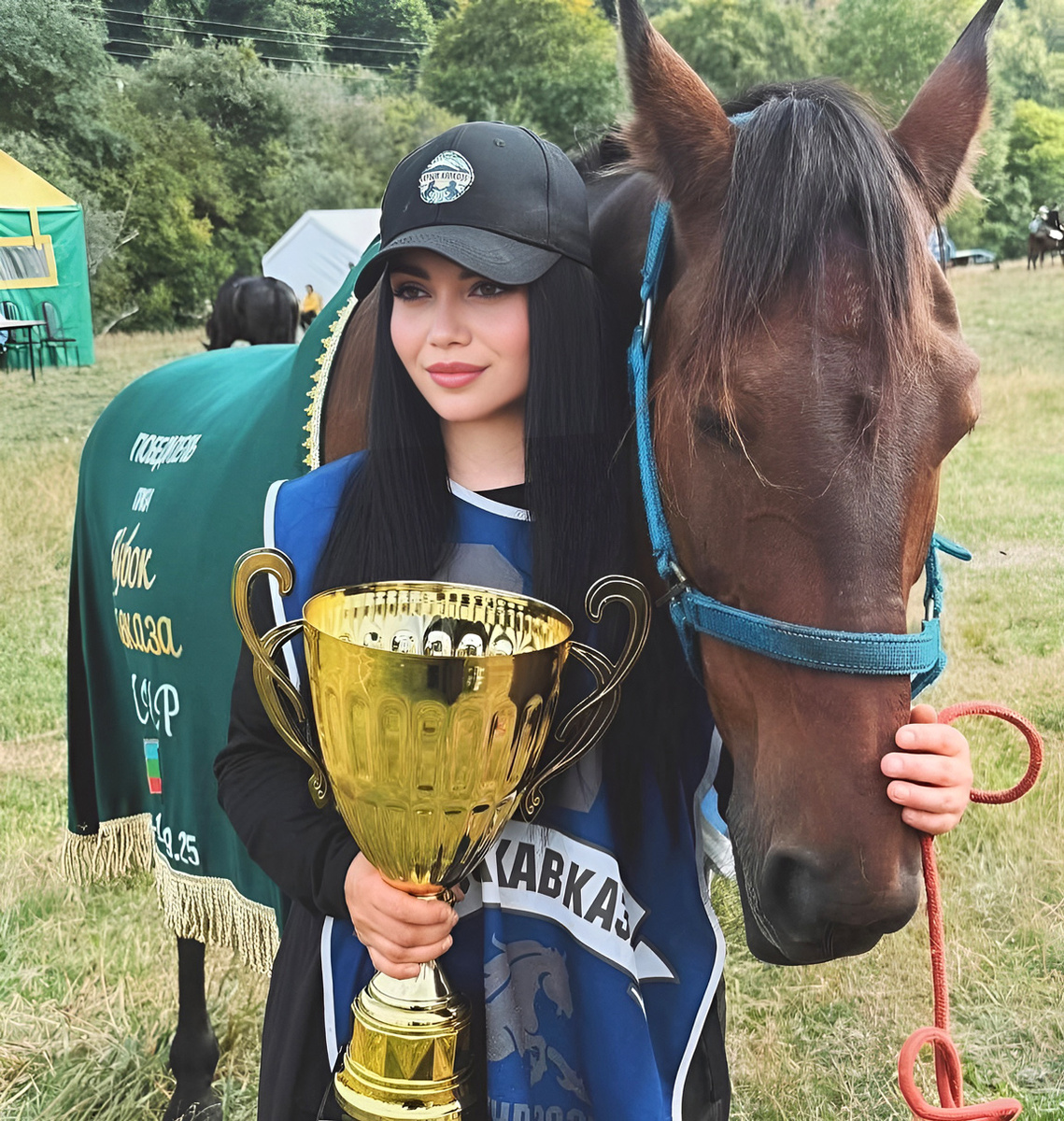 Амина Герюгова с конем по кличке Боран