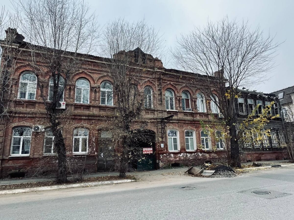 Арка-портал в другой мир: шагнул - и уже слышишь, как во дворе шуршат старые истории. 🚪⏳