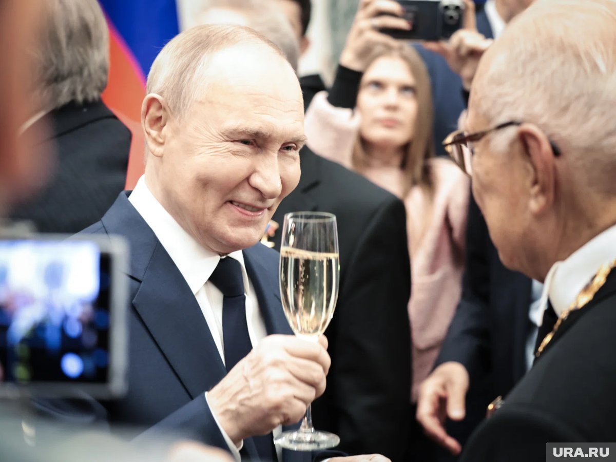     Из действующих политиков поздравления от президента РФ получили 36 человек