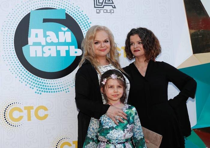 Лариса Долина с дочерью Ангелиной и внучкой Александрой. Обложка © ТАСС / Артём Геодакян
