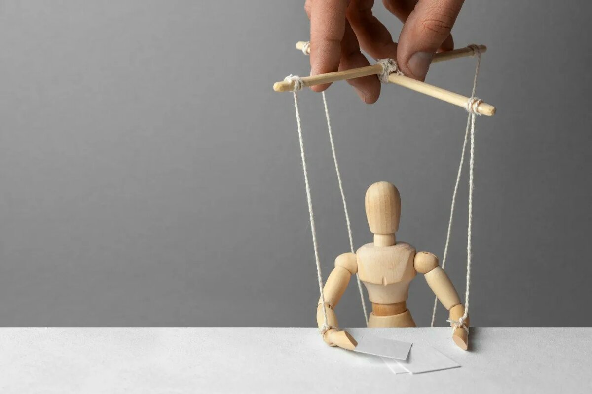 "Если ты не замечаешь, как тобой манипулируют - значит ты в руках профессионала". Первое правило кукловодв и маркетологов.