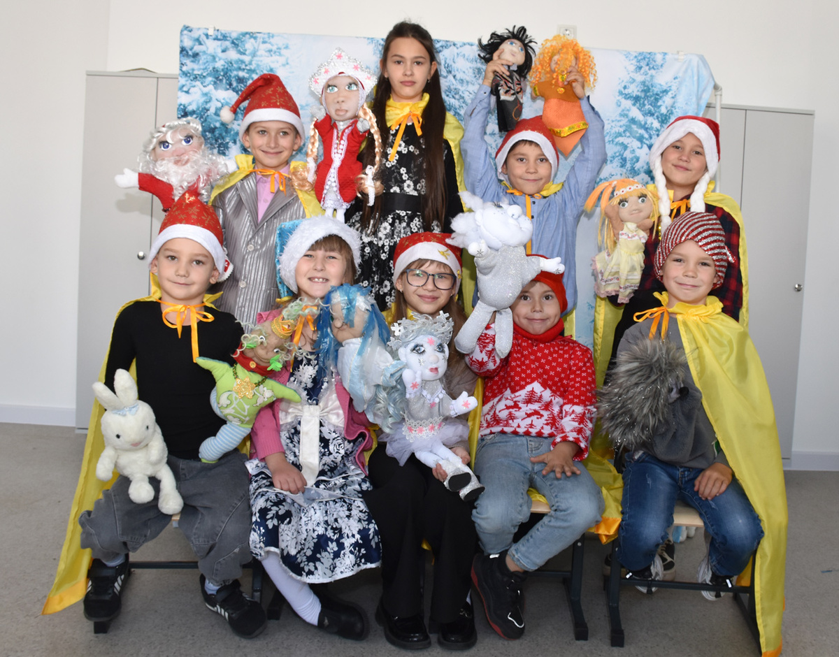 Алеша Дмитриченко и Вика Верхошапова с куклами