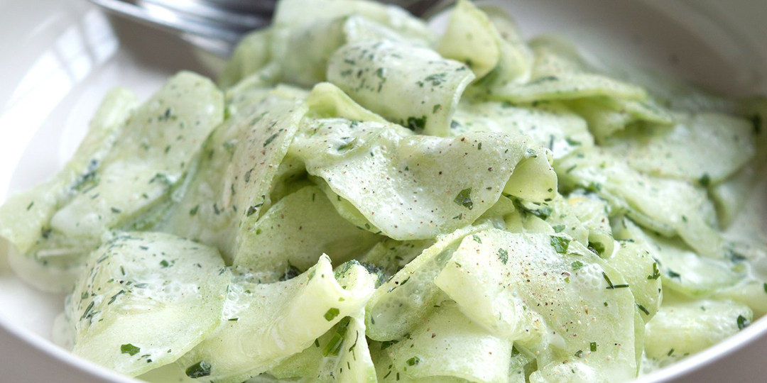 Салат из свежих огурцов: 5 лучших, пошаговых рецептов (битые, по-корейски, со сметаной) и секреты хруста