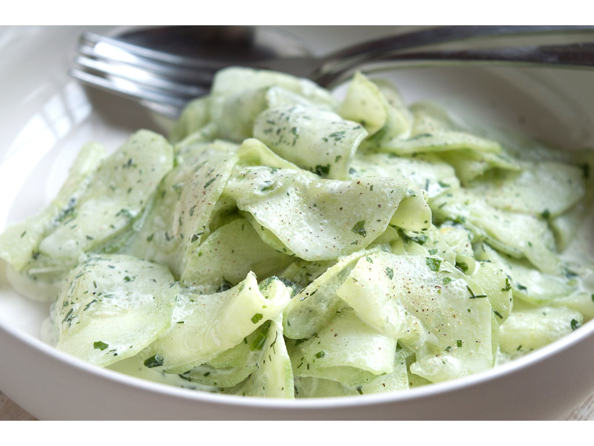 Салат из свежих огурцов: 5 лучших, пошаговых рецептов (битые, по-корейски, со сметаной) и секреты хруста