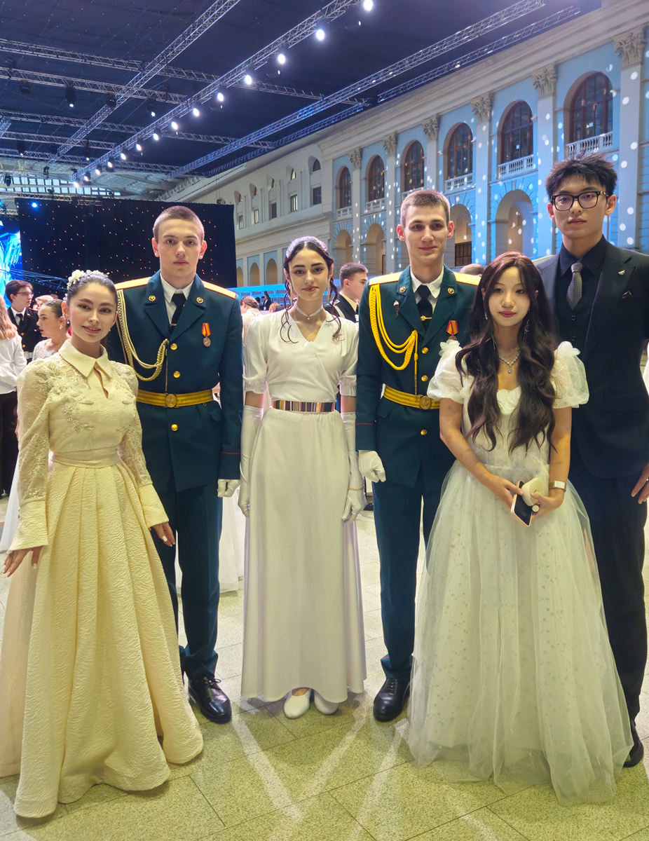 Медина Алиева, Михаил Цацурин, Бэлла Абайханова и Захар Загудайлов на балу с представителями КНР
