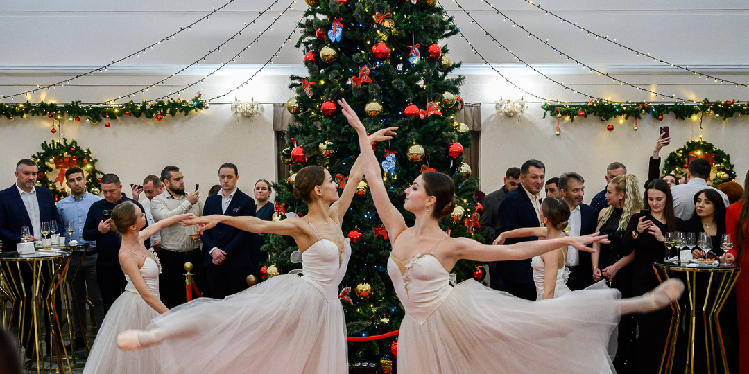 Черные пальцы и платья от кутюр: что творится на закрытых вечеринках виноделов?