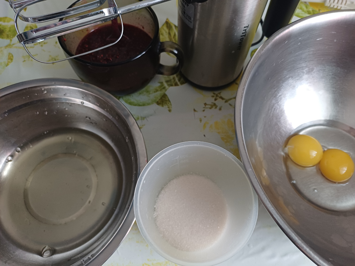 Из ингредиентов на фото не хватает сливок, так как они охлаждваются в морозилке