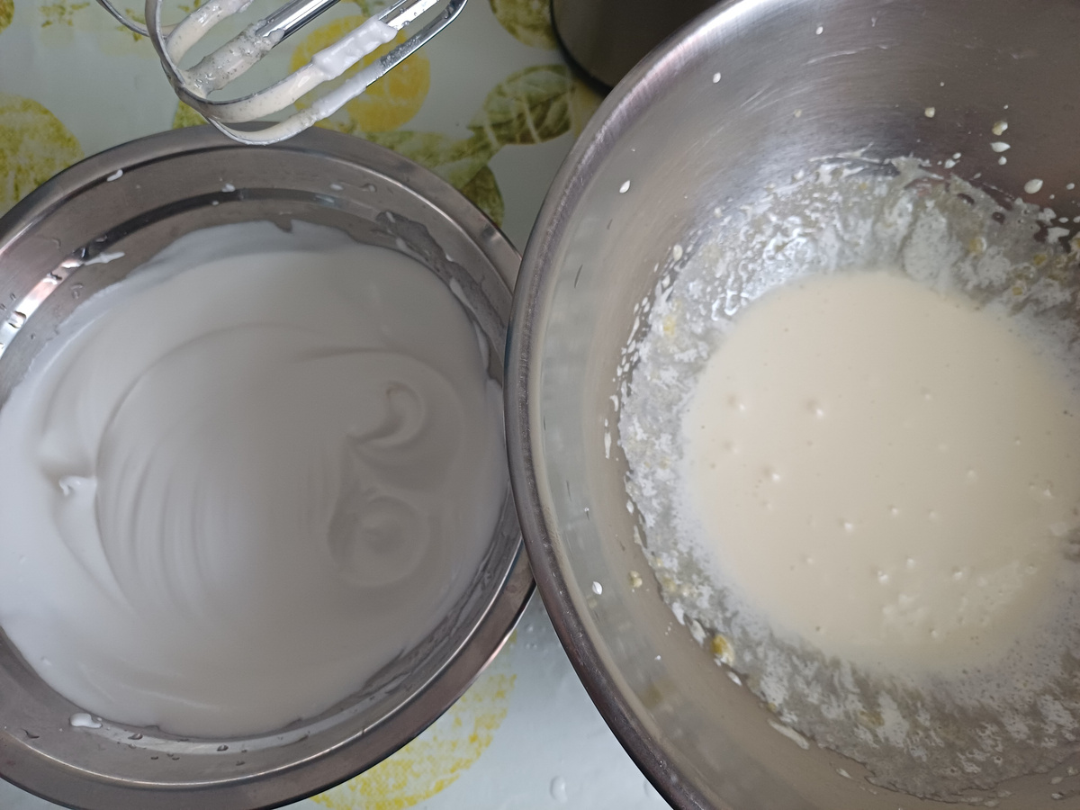 Во время взбивания белков чуть наклоните чашку и если взбитые белки не текут по чашке, значит они готовы. Желтки взбиваю до бела.