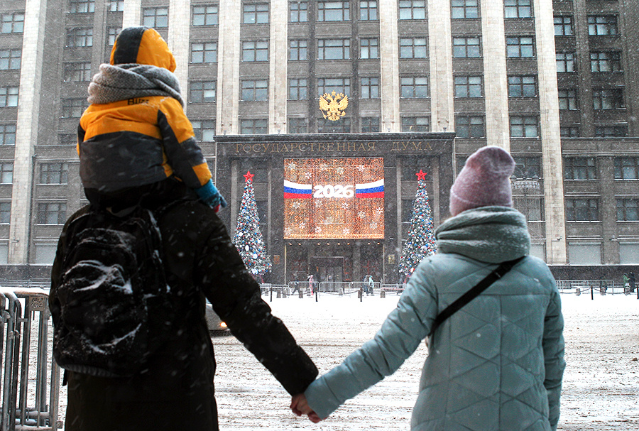    © коллаж АО "ТВ Центр" / Мария Девахина/РИА Новости