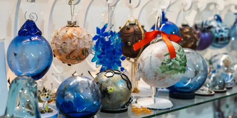 В ХМАО мужчина разнес лифт, украшенный к Новому году