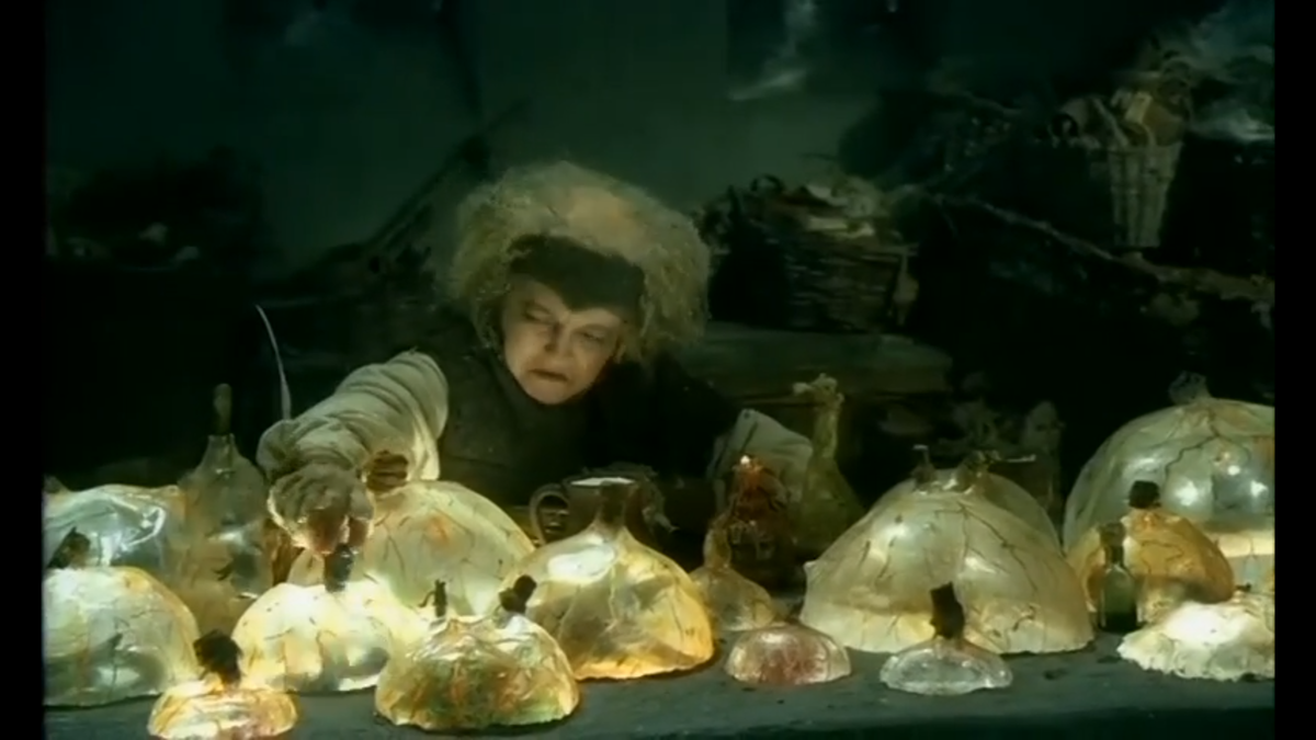 Как всё было просто у Филатова: "Спробуй заячий помёт! Он - ядрёный! Он проймёт!" А у Овчарова всё сложно. И без того сатирическая сказка вышла на нервно-паралитический уровень. Нет, с химией надо быть поосторожнее!