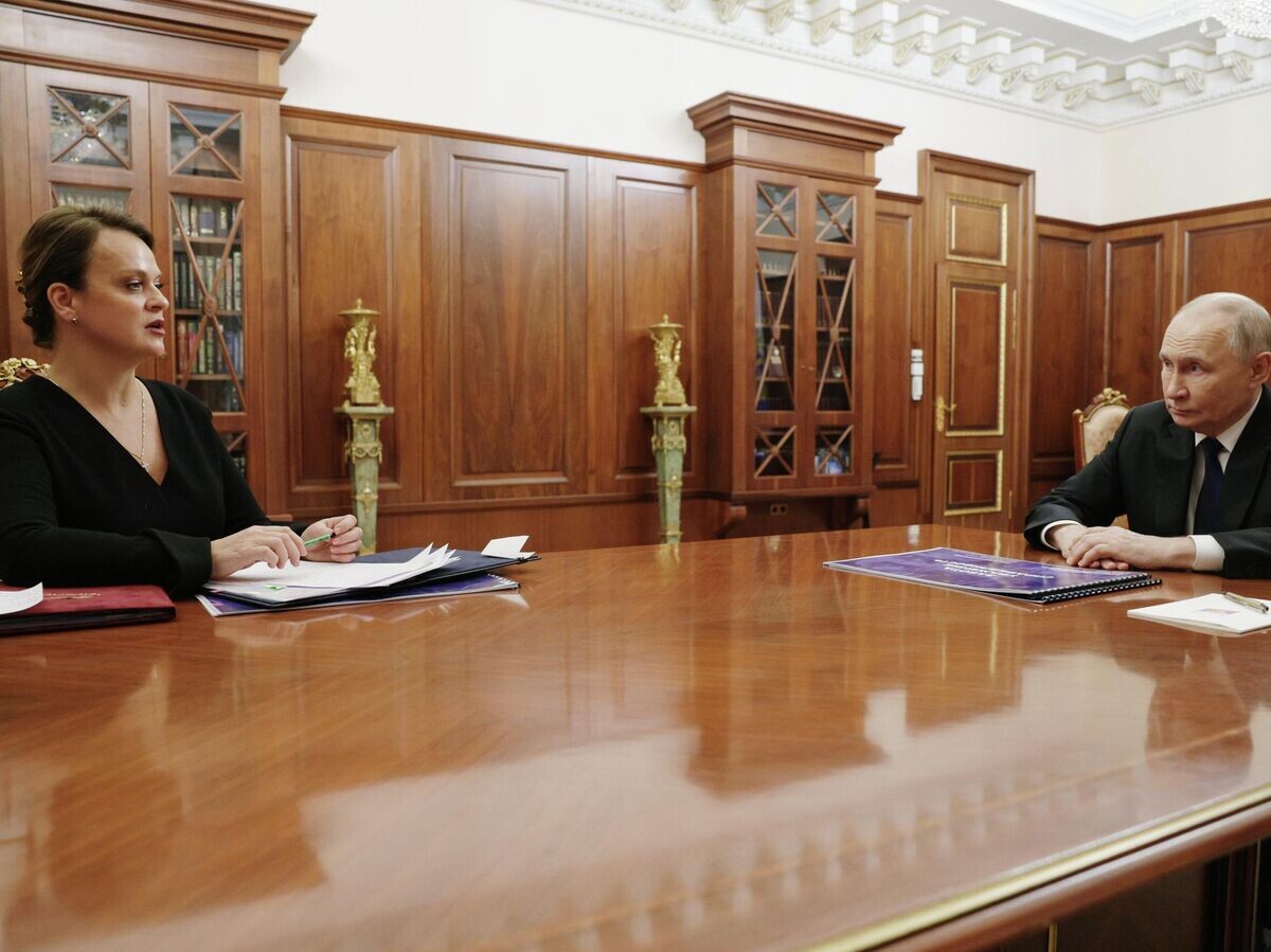   Президент РФ Владимир Путин и статс-секретарь - заместитель министра обороны РФ, председатель фонда "Защитники Отечества" Анна Цивилева во время встречи | © РИА Новости / POOL