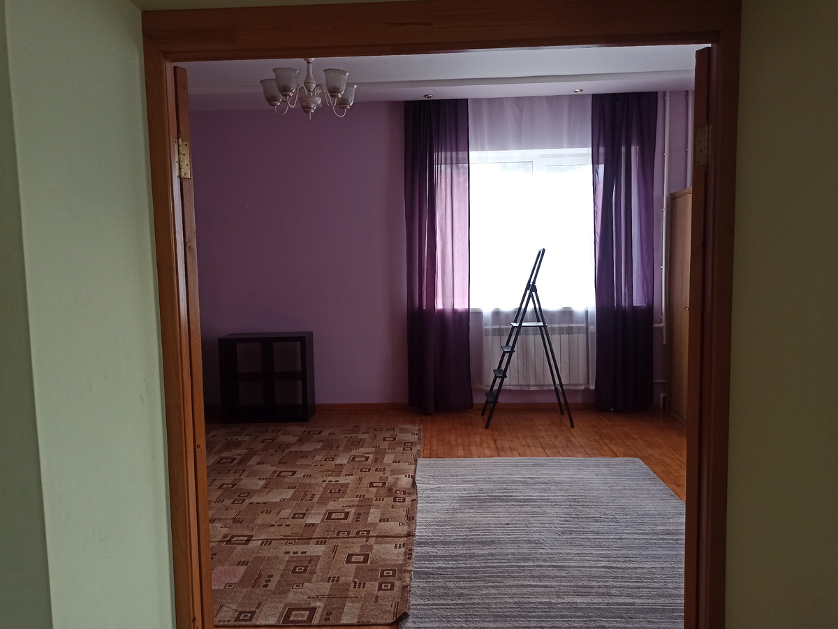 Это гостиная, которую хозяйка разрешила переделать, ниже фотография как она выглядит сейчас.